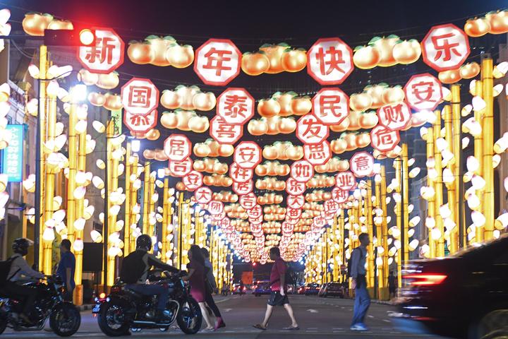 看世界丨普京\"狗狗年历\"庆中国狗年 巴黎\"包拯\"抢镜头