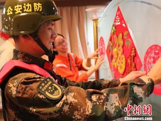 春节:福州边检站官兵为节日坚守岗位的船员们送祝福