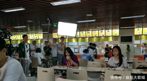 郑爽北工大拍戏被偶遇,一个细节疯狂圈粉,网友