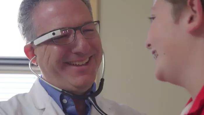 罗永浩的革命性产品也许是智能眼镜?