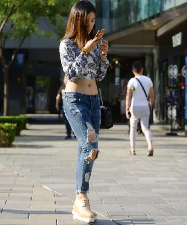 街拍:亭亭玉立的美女,一件黑色大腿配图片v美女的美女上衣肥长袖图片