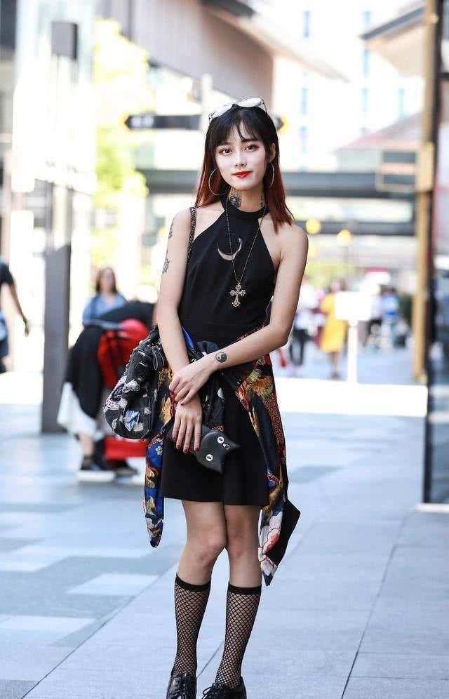街拍:时尚白皙青春的美女,展现出独个性很有韵味!