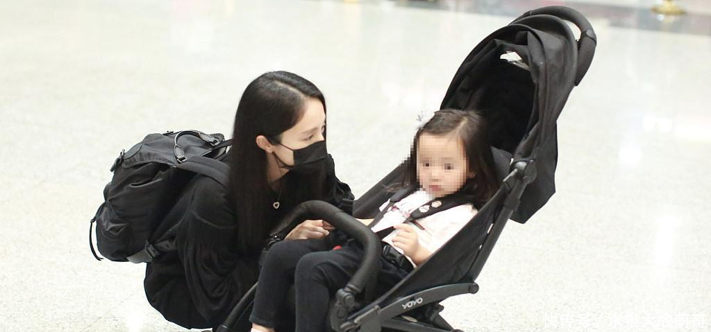 高云翔获保释后, 董璇带女儿现身机场, 口罩遮面