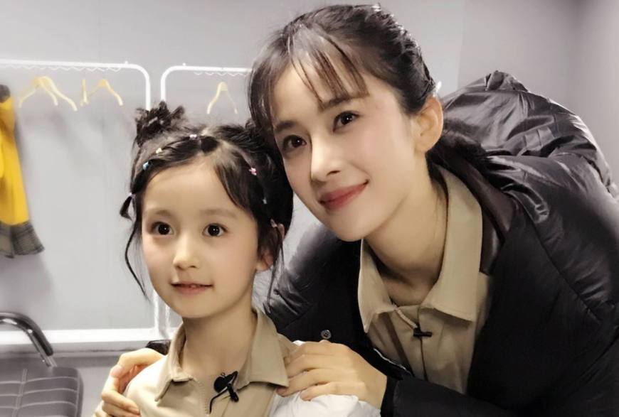 9岁成为当红最小女主播,被称为小杨幂的她时尚