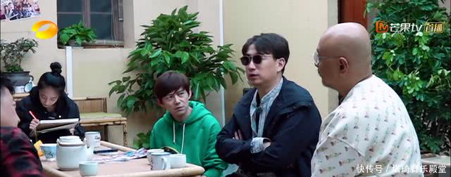 70后的黄磊徐峥是油腻中年男一旁的何炅看起