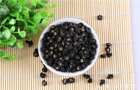 黑枸杞的功效与作用,黑枸杞泡水颜色变化的真