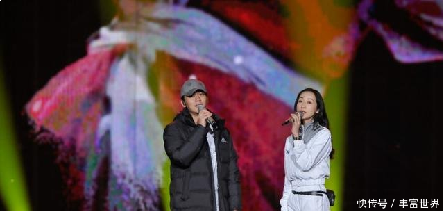李晨低调复工, 与韩雪同台献唱, 俩人穿着反季节