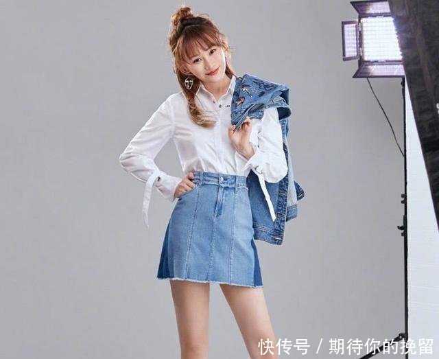 还是乔欣会玩,牛仔裤剪烂后又缝在运动裤上,不