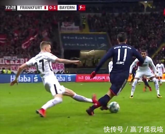 尴尬!VAR再发威,德甲球员中场休息被叫回罚点球