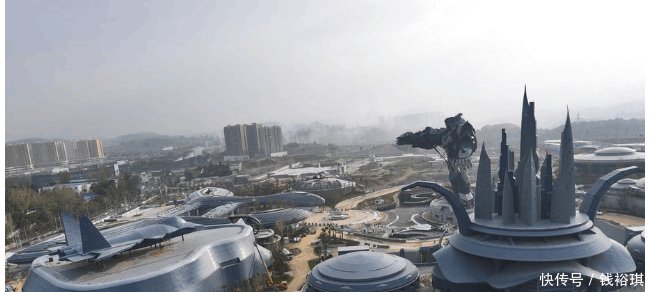 中国首个外星人基地建成后, 你会带着亲人去