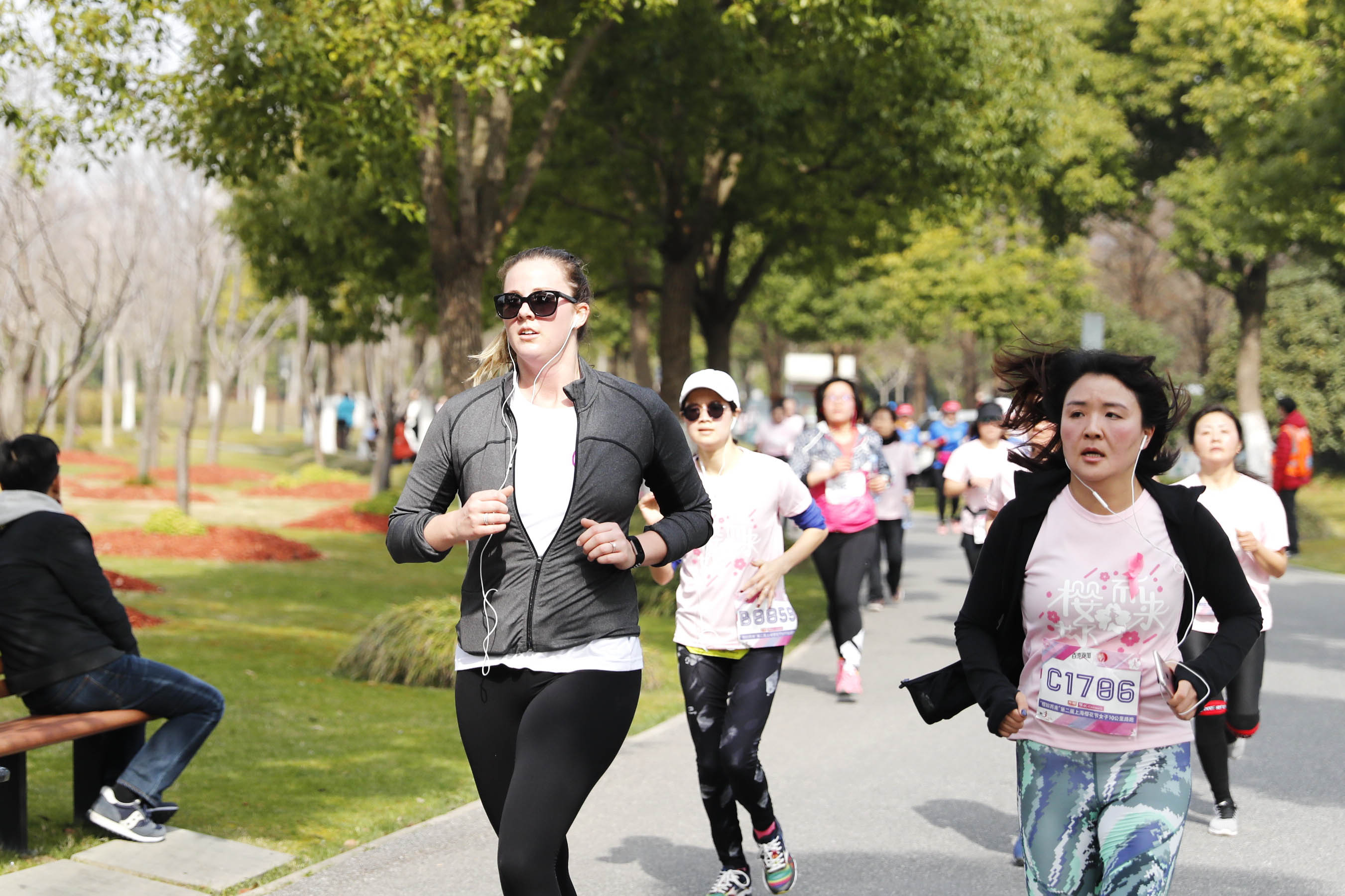 千人齐聚最美樱花跑 你的少女心还收得住吗?