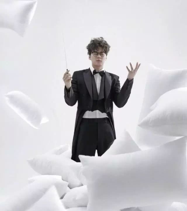 李易峰帅得过分,拍封面穿多套潮服凹造型,鸟窝