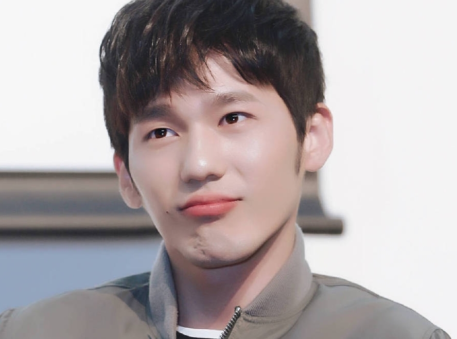 白宇录制《奔跑吧》路透被扒,引起极度舒适,想