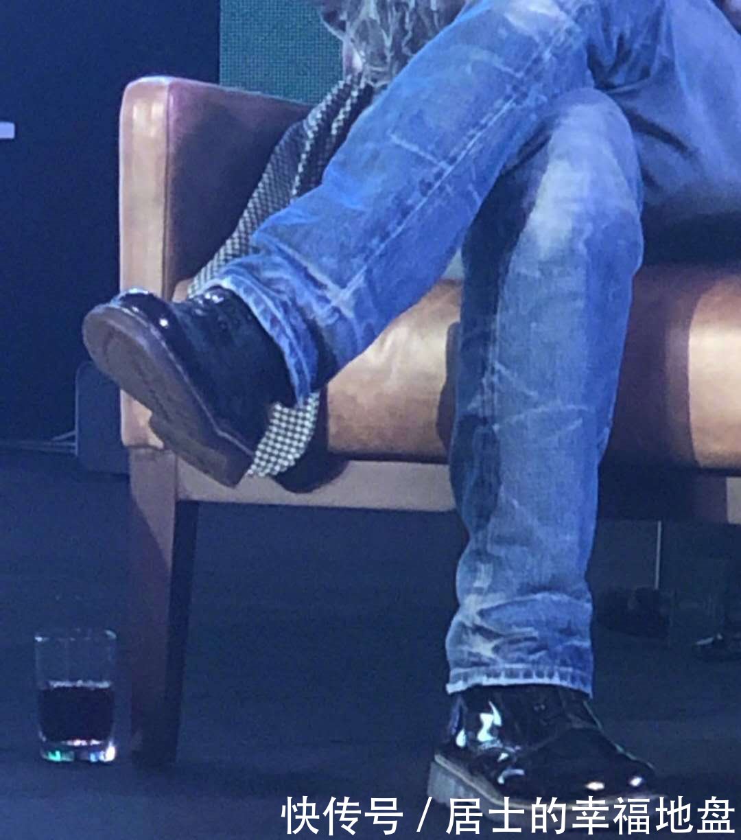 粉随爱豆实锤:德普大叔在线花式玩脚脚,和朱一