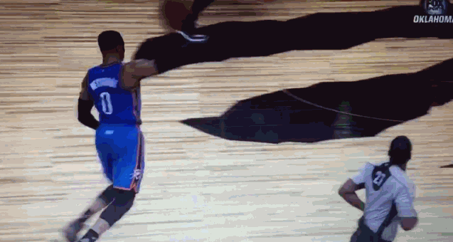 在nba历史上,只有奥斯卡-罗伯特森和韦少两人能够做到这一点.