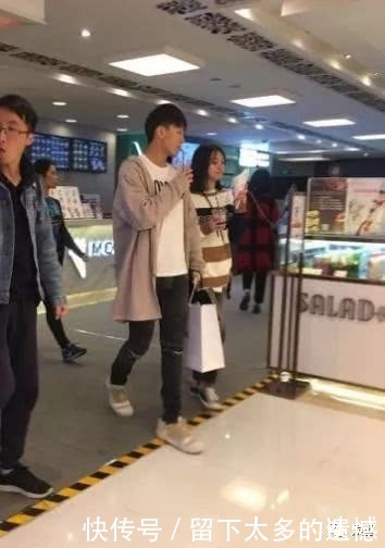 郑爽与男友上海看房,网友爆其结婚照,却被这一