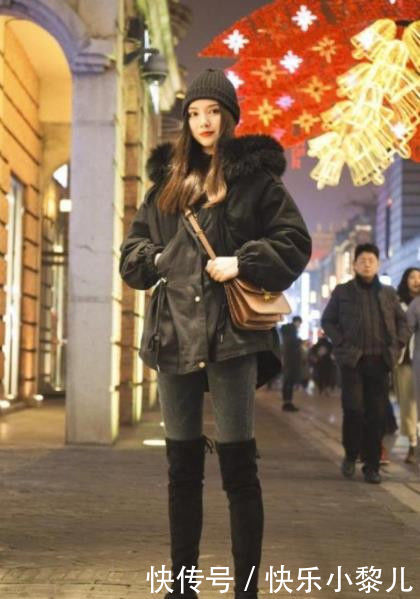 街拍:紧致身材的打底裤小姐姐,唯美的穿搭很动人,唯美大气