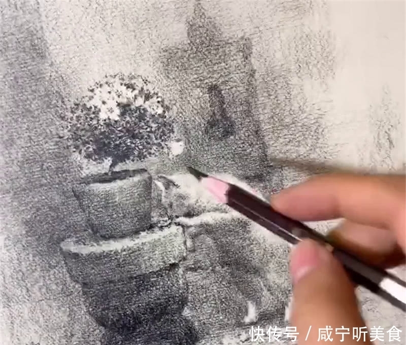 美术生画纸上画猫,开头不如小学生,看到成画又