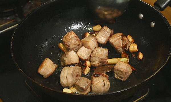 如何炒糖色猪肉 t01f8f3b73b9aa99b4f.jpg?size=600x360