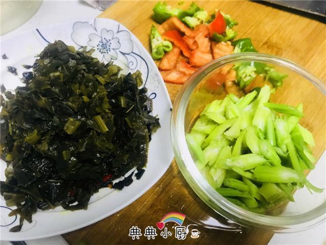 不适合招待客人的家常菜,却是吃过后给肉不换的经典美味呢!