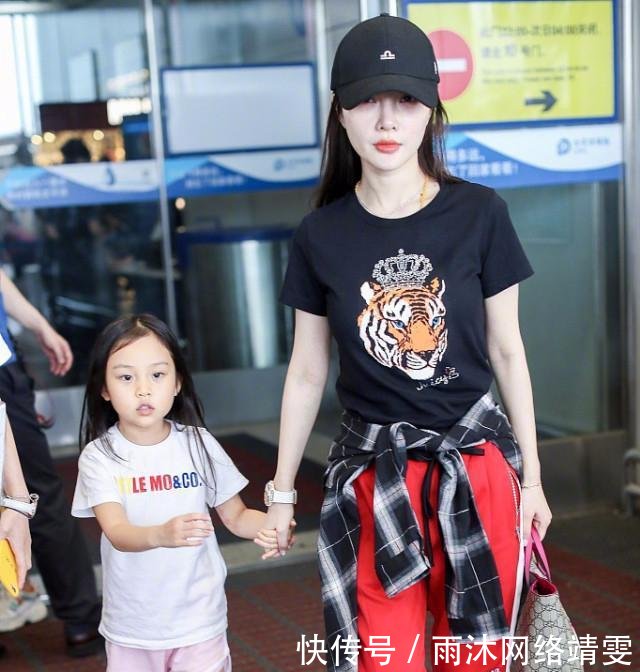 甜馨久违亮相 长发飘飘变身小仙女 印证李小璐