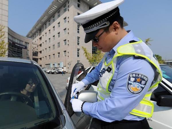 无证驾驶,被交警查了,开了单子了,让去交警队处理,交了罚款会拘留吗