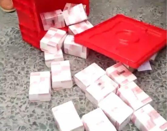 运钞车掉200万现金 围观群众:只是拍照没人捡钱