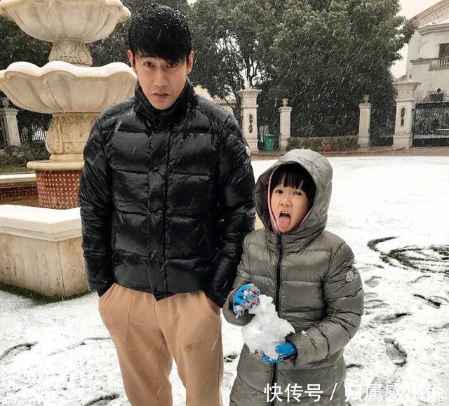 上海下雪了,陆毅带着贝儿和妹妹在小区玩雪,两