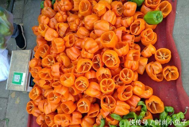 又甜又脆的太空椒,农民切开卖当水果卖,谁管什