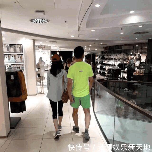 刘强东和老婆章泽天逛商场,奶茶妹妹太瘦了,腿