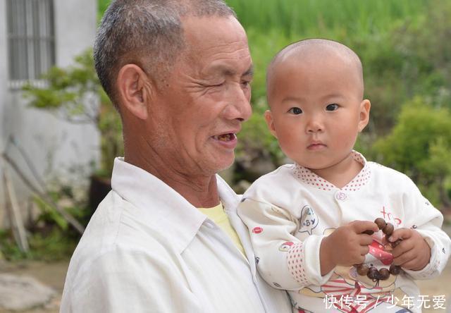 前妻不孕俺离了婚,三年后巧遇岳父去赶集,见他