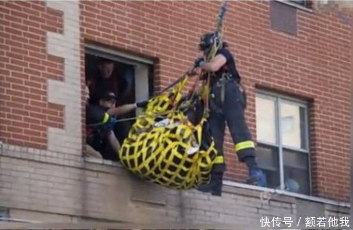 500斤孕妇生小孩,用吊车把孕妇从家里送去医院