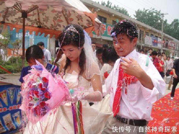 去农村参加婚礼,闹婚房时很新鲜,可伴娘却受不了,跑出了屋!