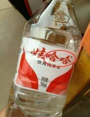 搞笑gif趣图:你也曾经有过夹不起菜的尴尬吗?