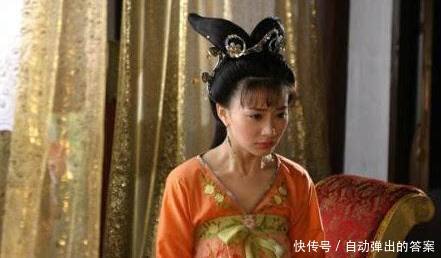 他强占皇后,还让画师画出他欺辱皇后的画面,逼得皇后自杀