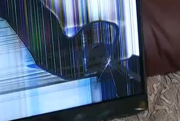 网上买的电视出现裂缝,安装工:砸了屏幕就能赔