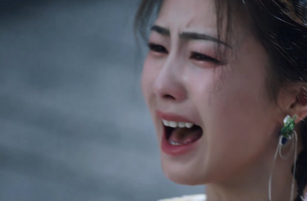 场戏中，白鹿完全展现出了角色内心的痛苦和挣扎，哭戏更是感染力十足。