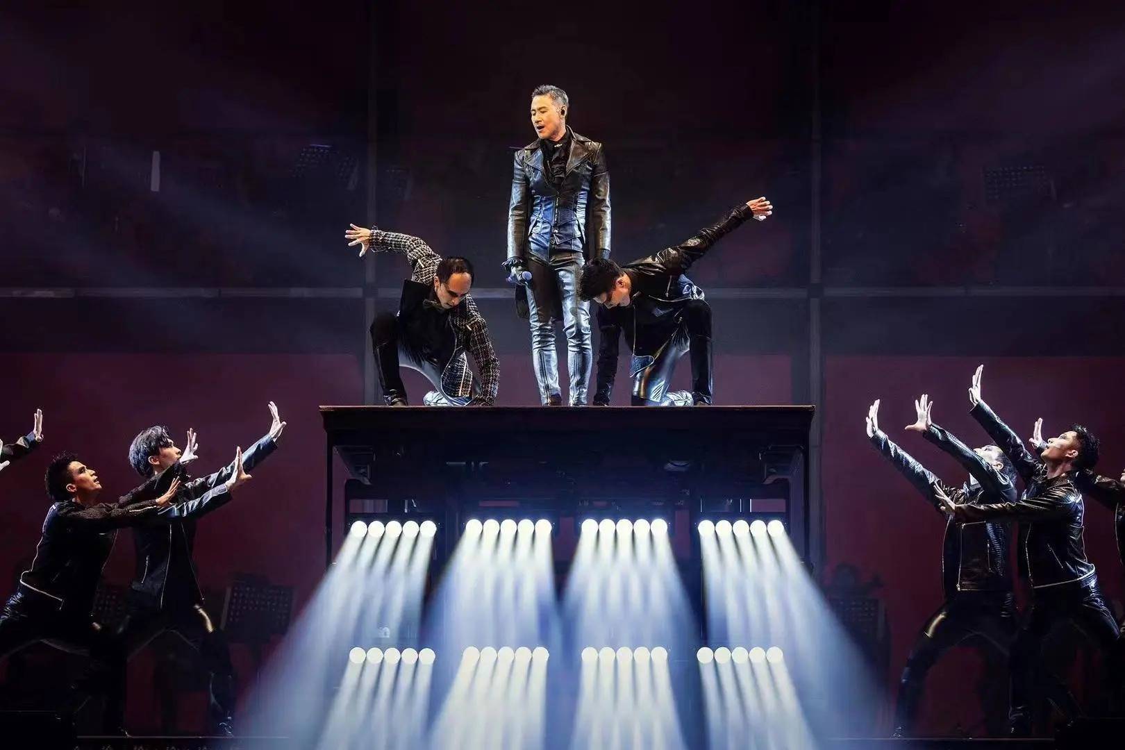 张学友演唱会手握歌词，眼花难看清提词器，岁月真让他老了！ - 360娱乐