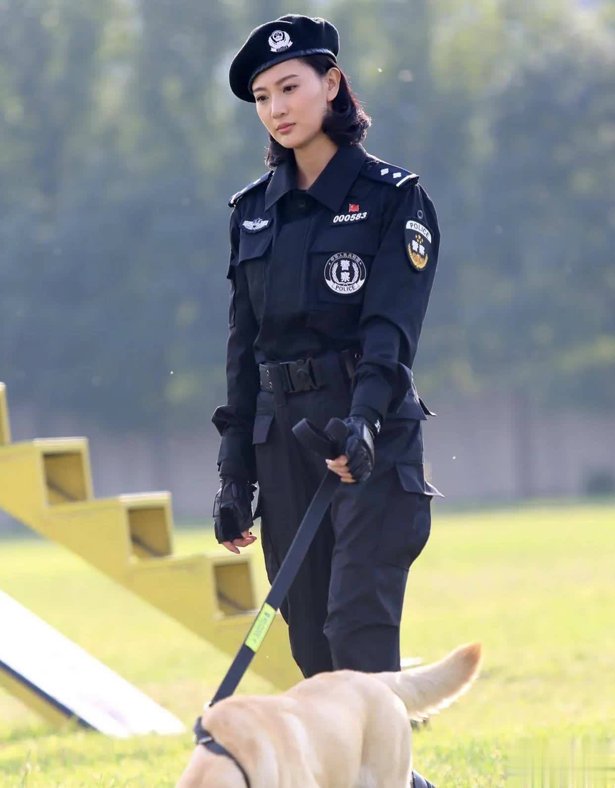 不仅演活了夏岚，更用一个个硬核角色，生生闯出了"军旅剧女王"的名号。最绝的是她那些拼命三郎的名场面：