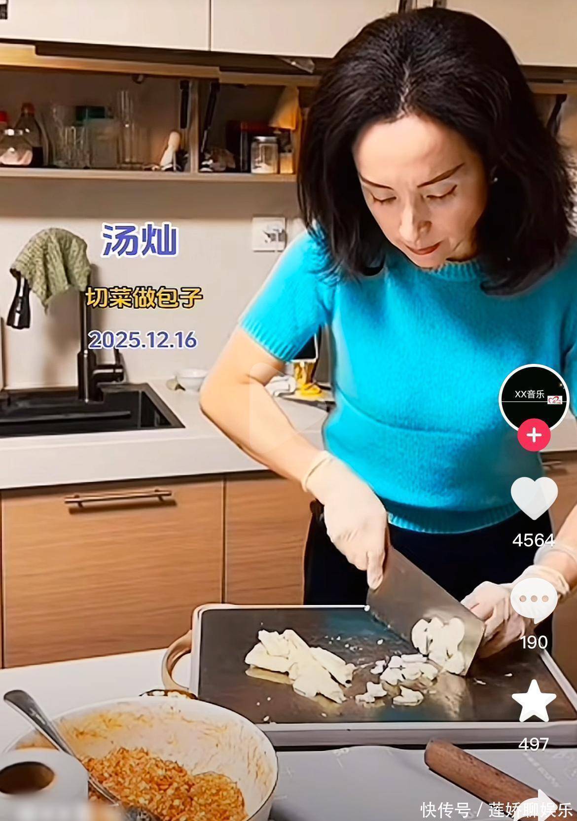 50岁知名歌手复出后仍显落魄!边唱歌边做饭,厨房狭小手法很娴熟 - 360娱乐,你开心就好