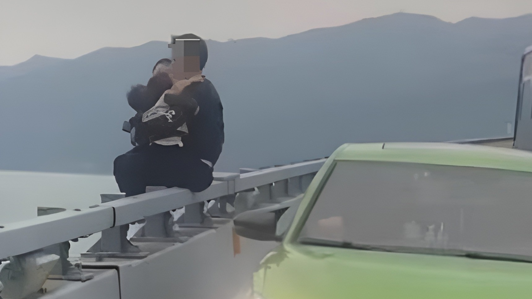 男子抱3娃跳海获救