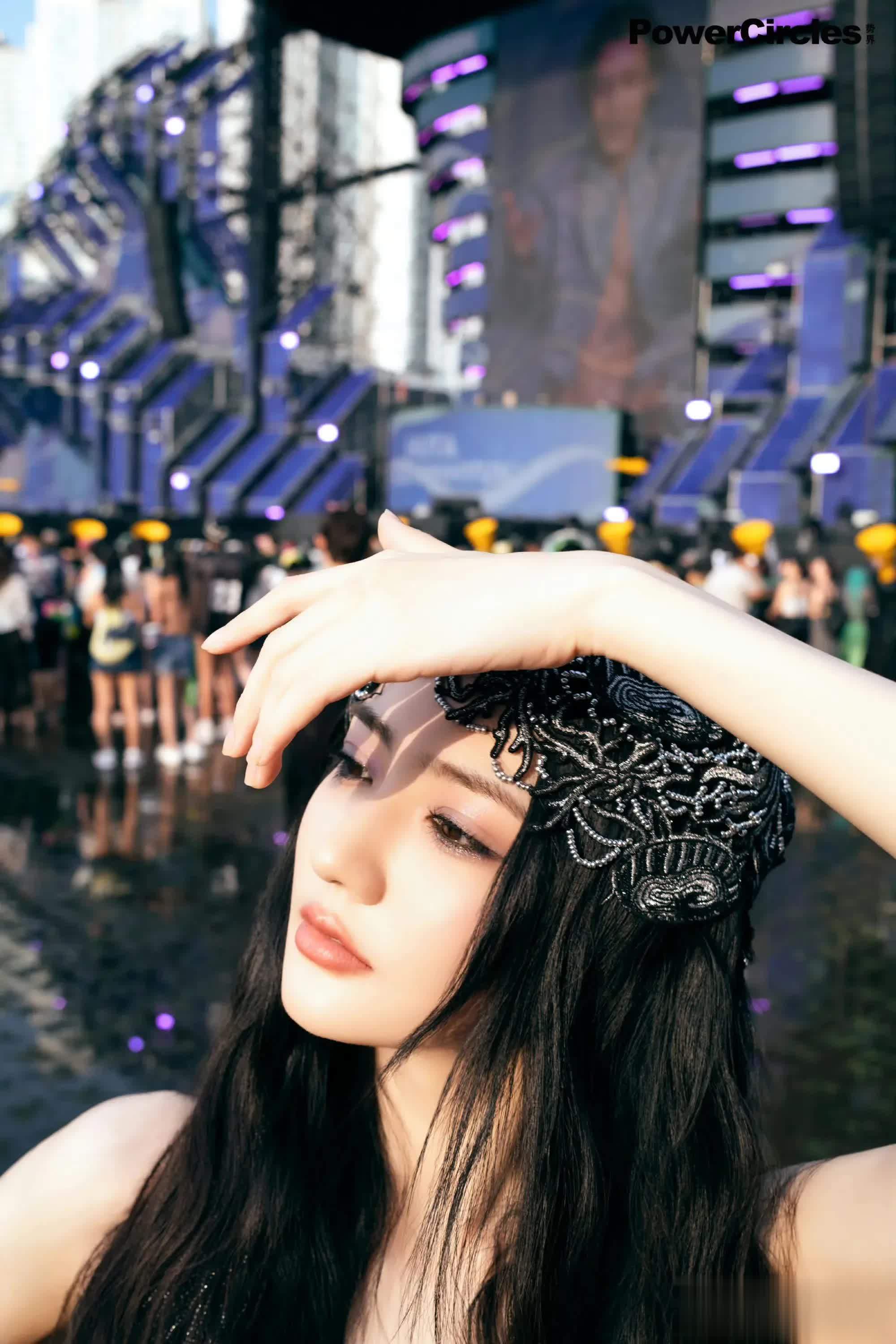 徐璐惊艳音乐节，红挂脖吊带秀完美腰臀比，两套造型 …