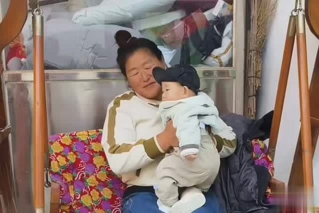 朱小伟儿子不哭不闹，大衣嫂照顾孙子很细致，陈萌为人朴实低调 - 360娱乐，你开心就好