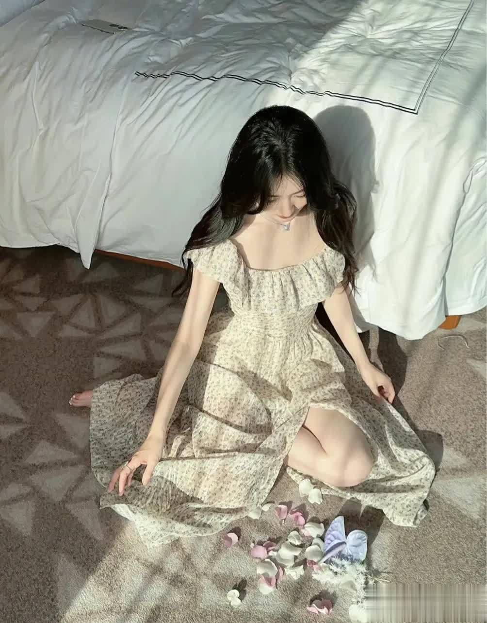 徐璐惊艳音乐节，红挂脖吊带秀完美腰臀比，两套造型 …