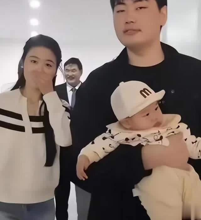 朱小伟儿子不哭不闹，大衣嫂照顾孙子很细致，陈萌为人朴实低调 - 360娱乐，你开心就好