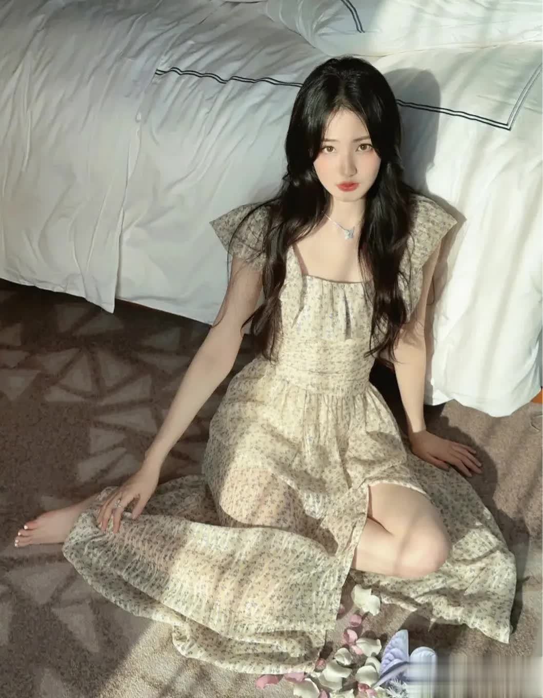 徐璐惊艳音乐节，红挂脖吊带秀完美腰臀比，两套造型 …