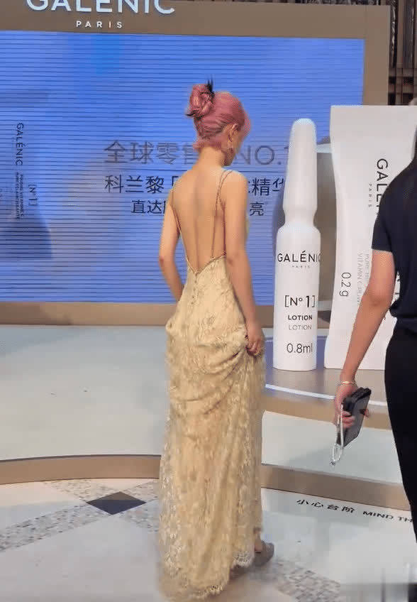 赵丽颖恋情风波后首现身美背吸睛，活动现场粉丝爆棚人气高 - 360娱乐，你开心就好