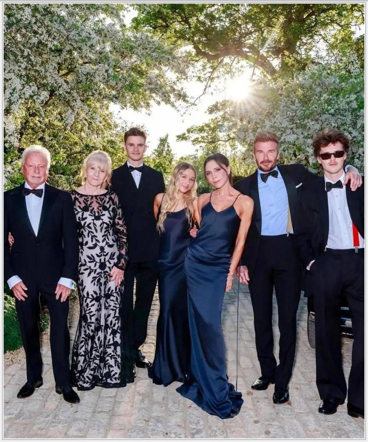 布鲁克林圣诞不回贝克汉姆家，却高调晒和妮可拉岳父母合影，网友心疼大卫维多利亚一对儿！ - 360娱乐