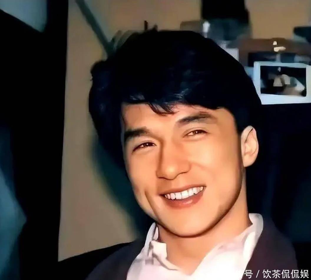 龙叔老了？71岁成龙遛狗回应：能老是福