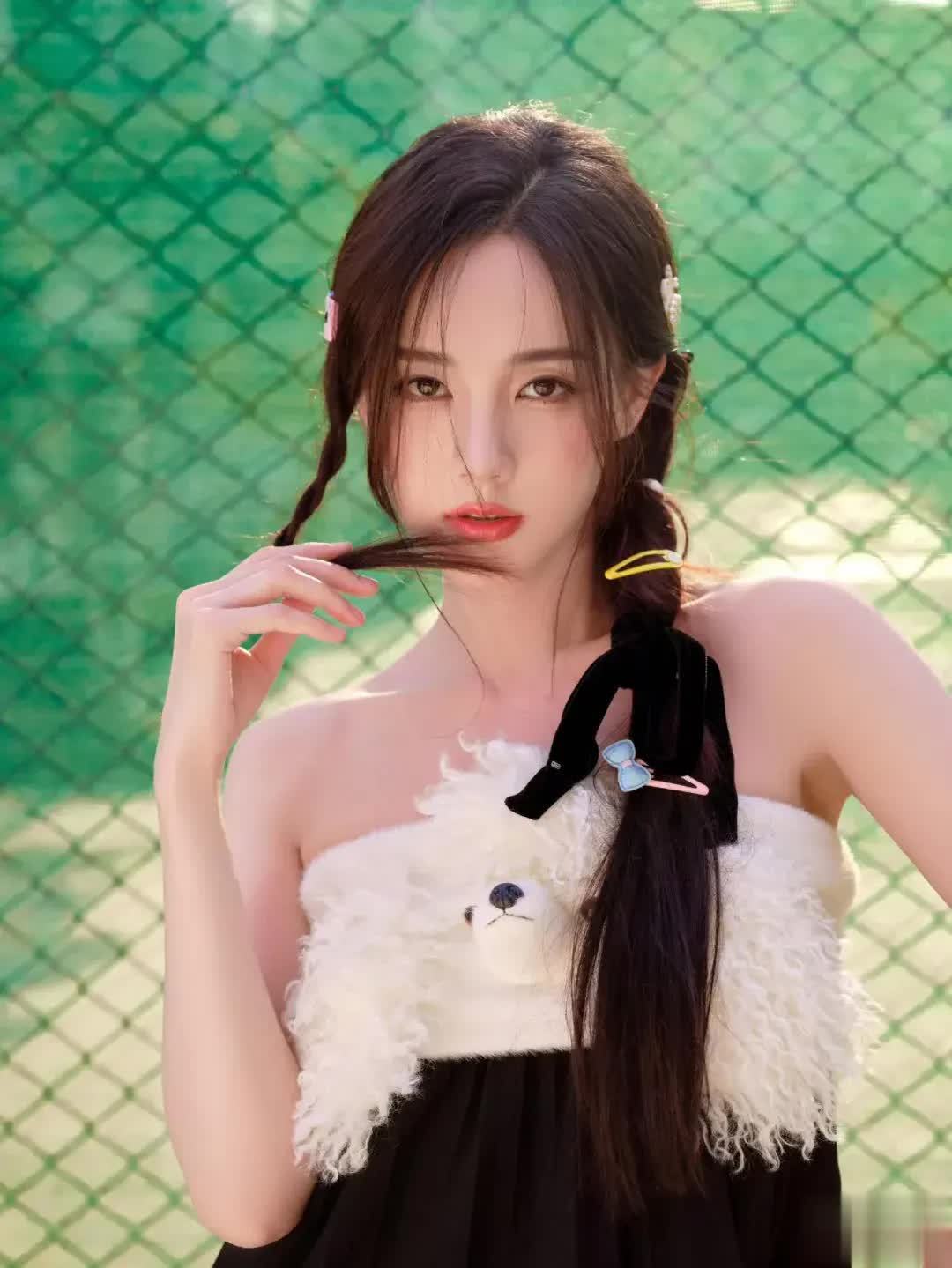 “剧抛脸”李一桐生日写真将清纯和魅惑一网打尽李一桐18宫格夏日写真